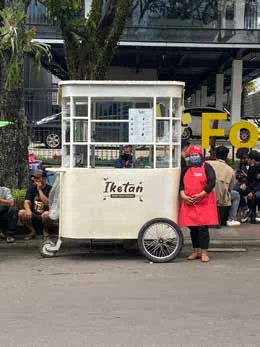 Gerobak Iketan dan penjual di lokasi usaha
