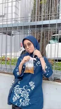 Pembeli menikmati minuman Iketan