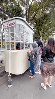 Pembeli mampir ke gerobak Iketan