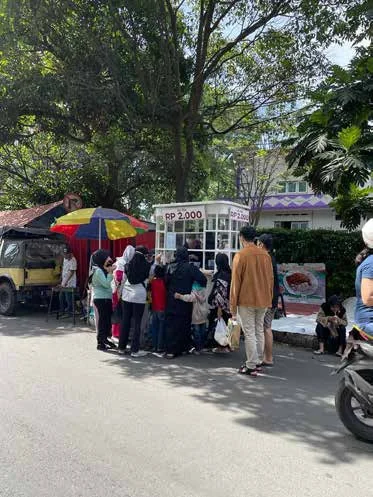 Suasana pembeli di sekitar gerobak Iketan